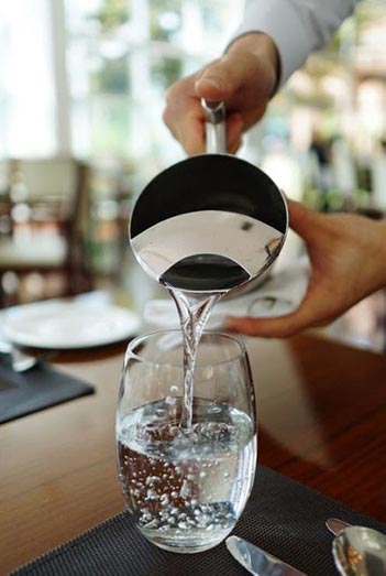 De l'eau douce versée dans un verre
